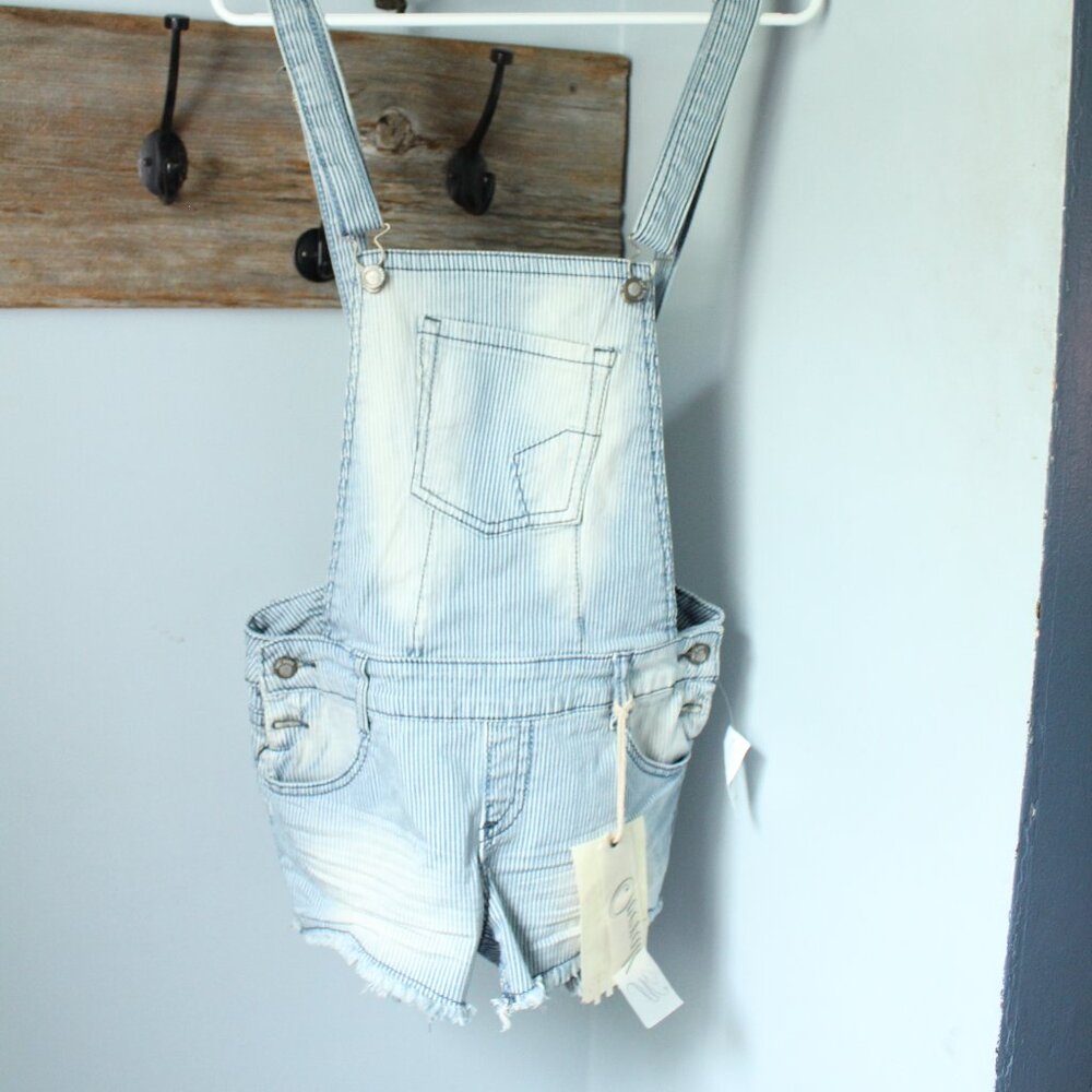 1st Kiss Hot Kiss Size Medium Overall Shorts